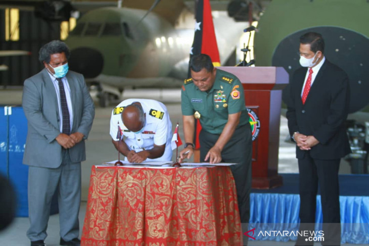 Indonesia hands over repaired aircraft engine to PNG defence force