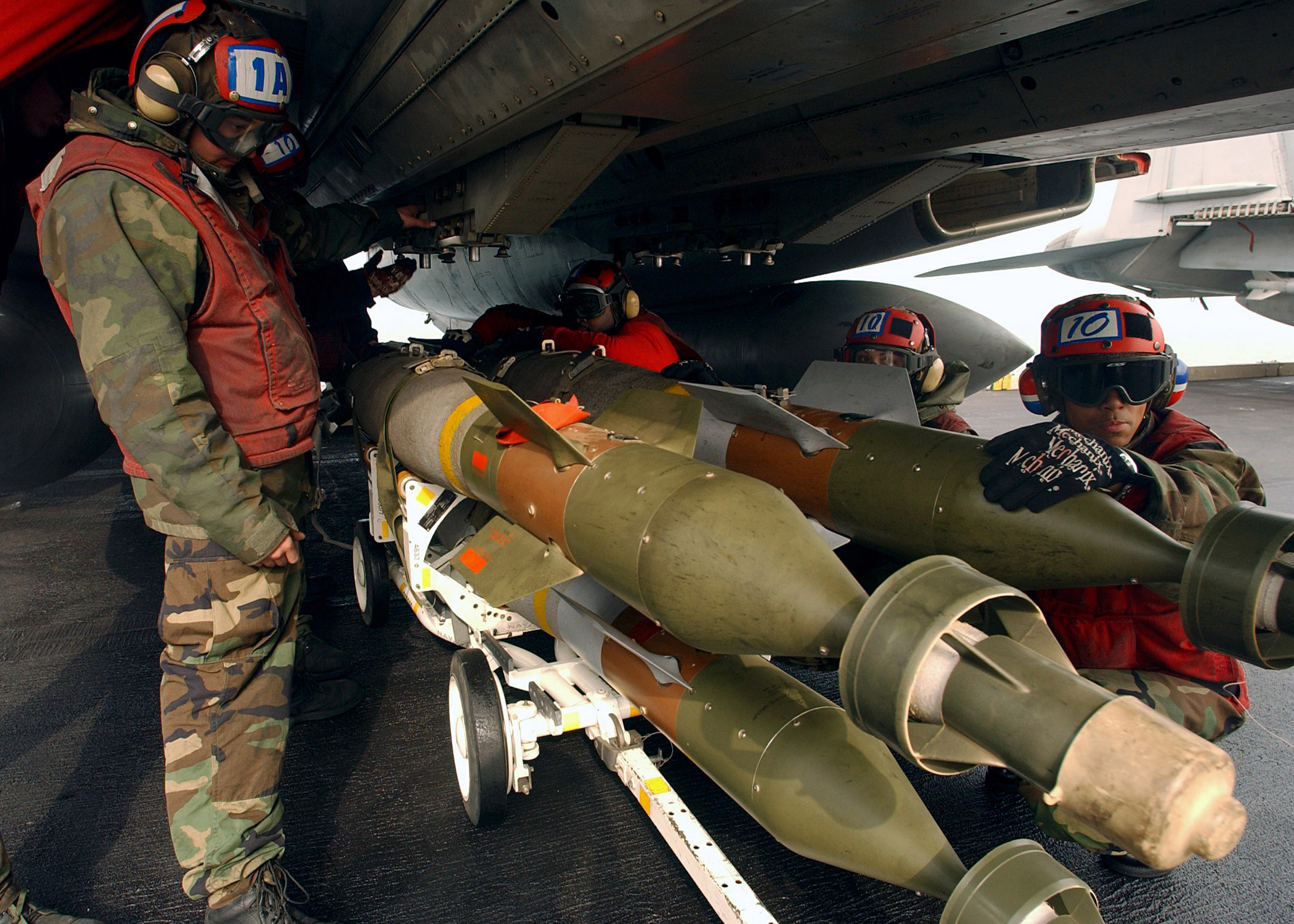 US_Navy_050112-N-5345W-074_Aviation_Ordnancemen_prepare_to_load_500-pound_laser_guided_bombs_(GBU-12)_onto_weapon_pylons_under_an_F-14B_Tomcat.jpg