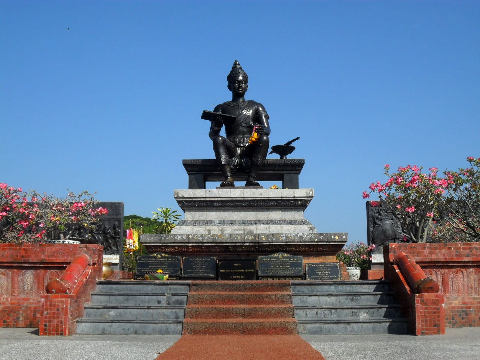 monument-of-king-ramkhamhaeng-the-great-sukhothai-muang-kao-historical-park-thailand.JPG