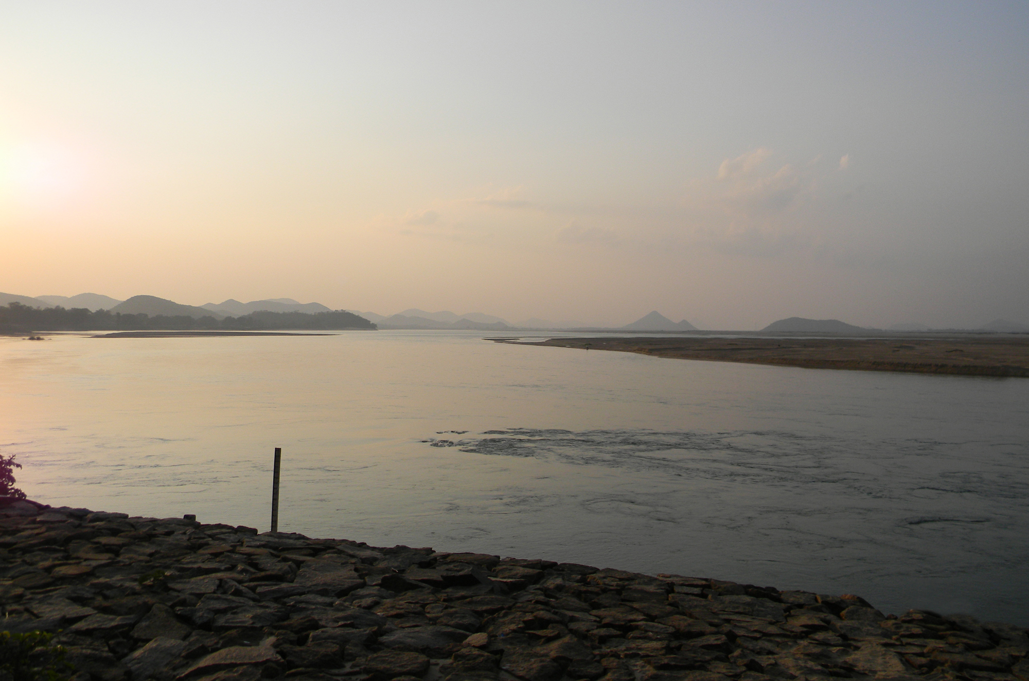 Mahanadi_River,_Lord_Nilamadhab_temple,_Kantilo.jpg