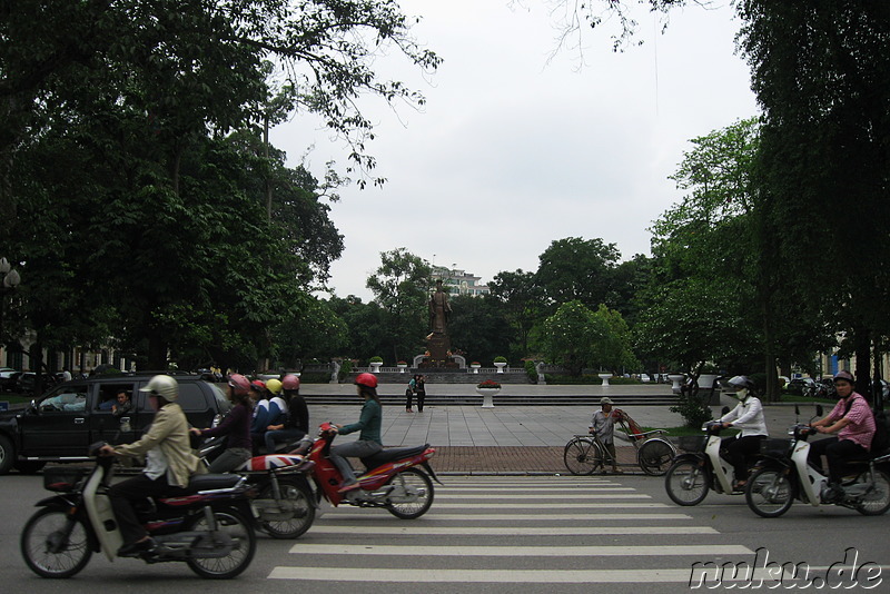 am-hoan-kiem-lake-in-hanoi-2737-800.jpg