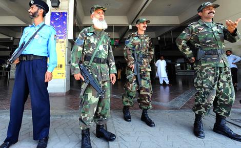 islamabad_pakistani-commandos-from-the-airport-security-force-asf-stand-alert-at-the-islamabad-international-airport-following-a-bomb-threat.jpg