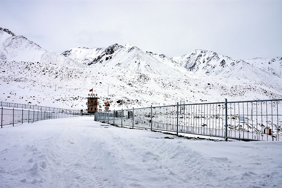 Chinese-Board-Security-Check-Post-at-Khunjrab-Pass.jpg