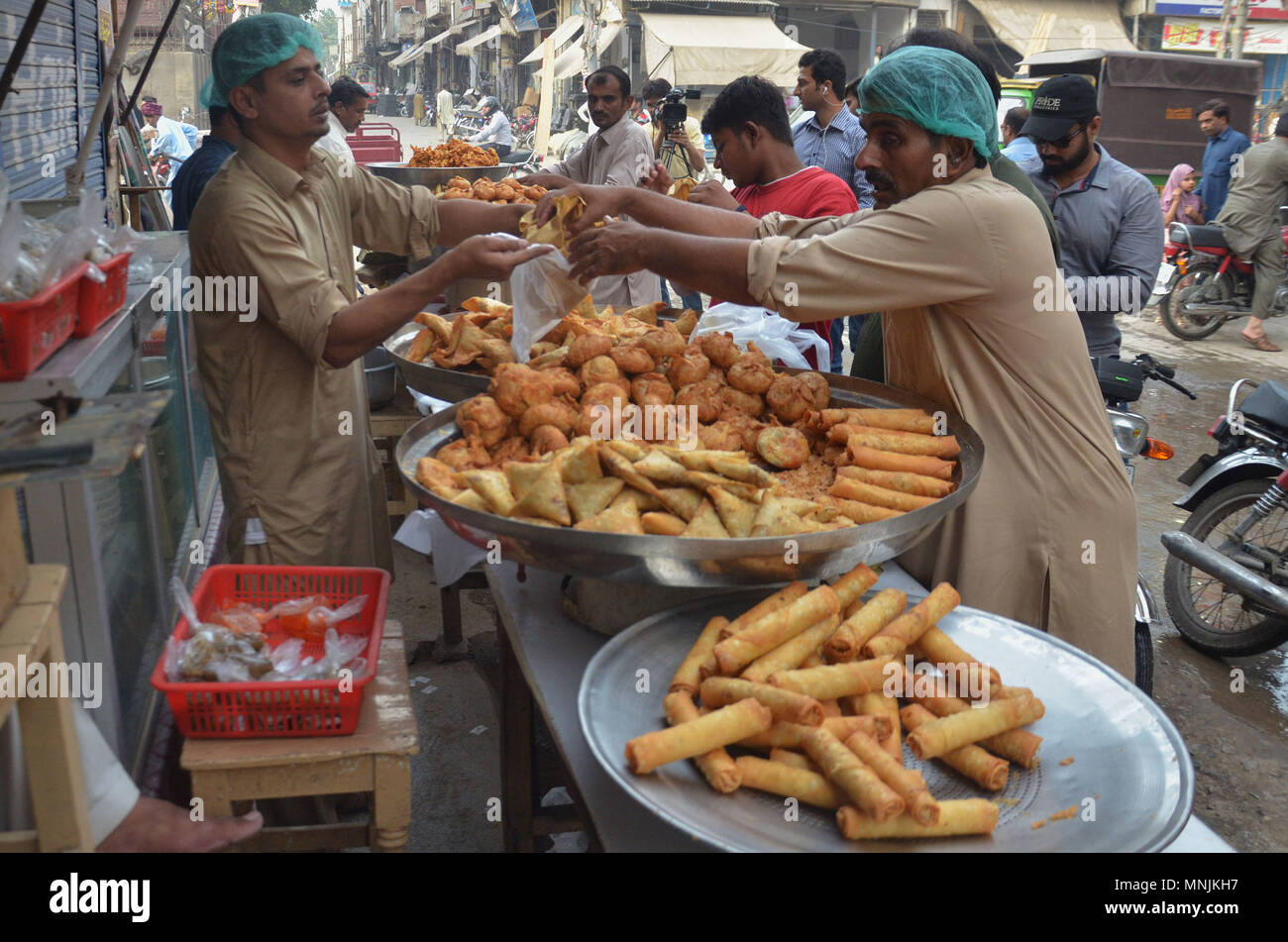 lahore-pakistan-16th-may-2018-pakistani-food-vendor-selling-iftar-food-samosa-for-muslim-devotees-on-the-first-day-of-the-holy-month-of-ramadan-ul-mubarak-credit-rana-sajid-hussainpacific-pressalamy-live-news-MNJKH7.jpg