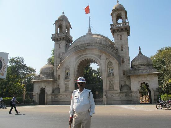 laxmi-vilas-palace.jpg