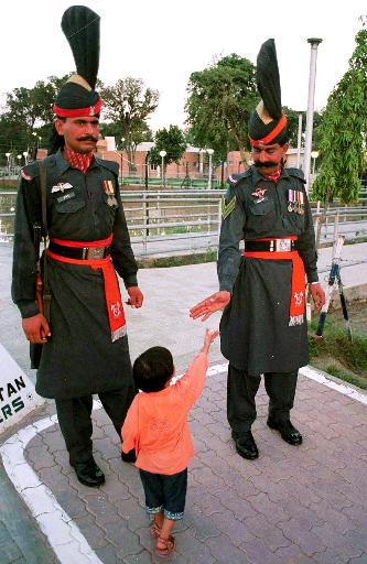 Indian_child_reaching_out_to_Pak_rangers_wagah-AP-aman_sharma.jpg