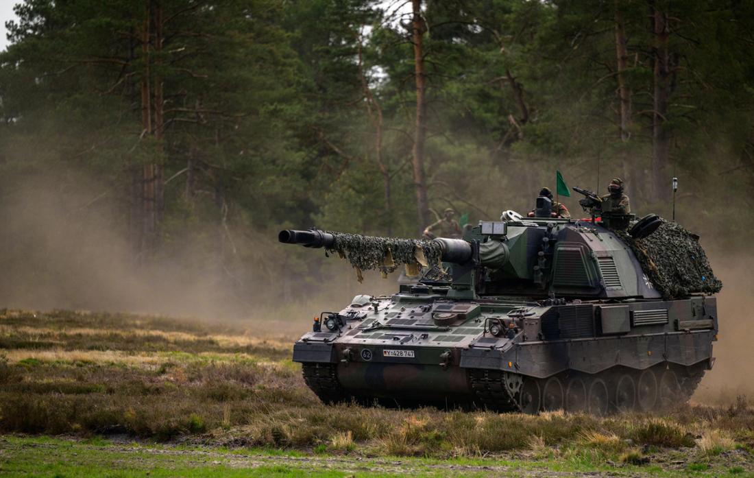 Eine Panzerhaubitze 2000 der Bundeswehr fährt auf einem Übungsplatz in Niedersachsen. 