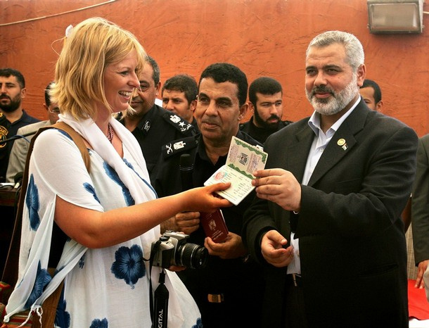 lauren-booth-receives-palestinian-passport-2.jpg