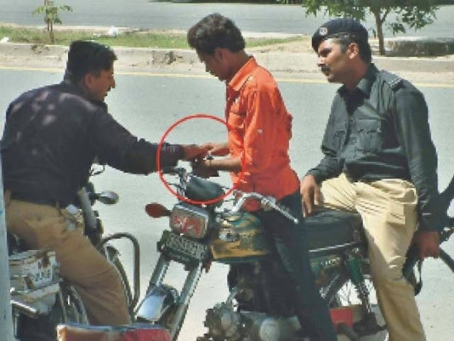 pakistan_police_caught_bribing-normal.jpg