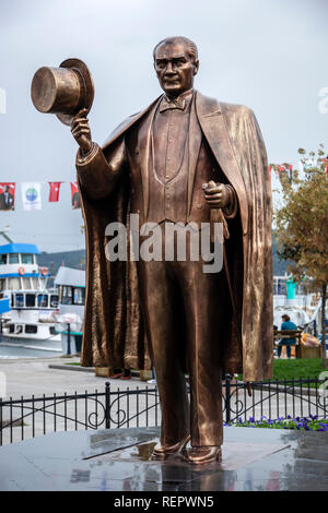 statue-von-mustafa-kemal-ataturk-sariyer-istanbul-turkei-repwn5.jpg