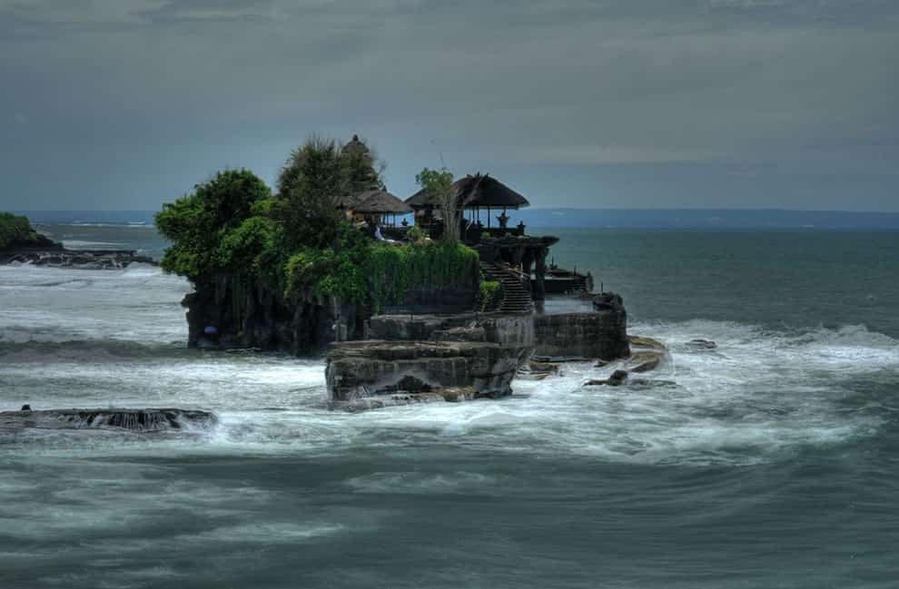 High-tide-at-Pura-Tanah-Lot-Hindu-Temple-Bali-Indonesia.jpg