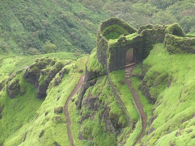 1459062949_raigad_fort_maharashtra.jpg