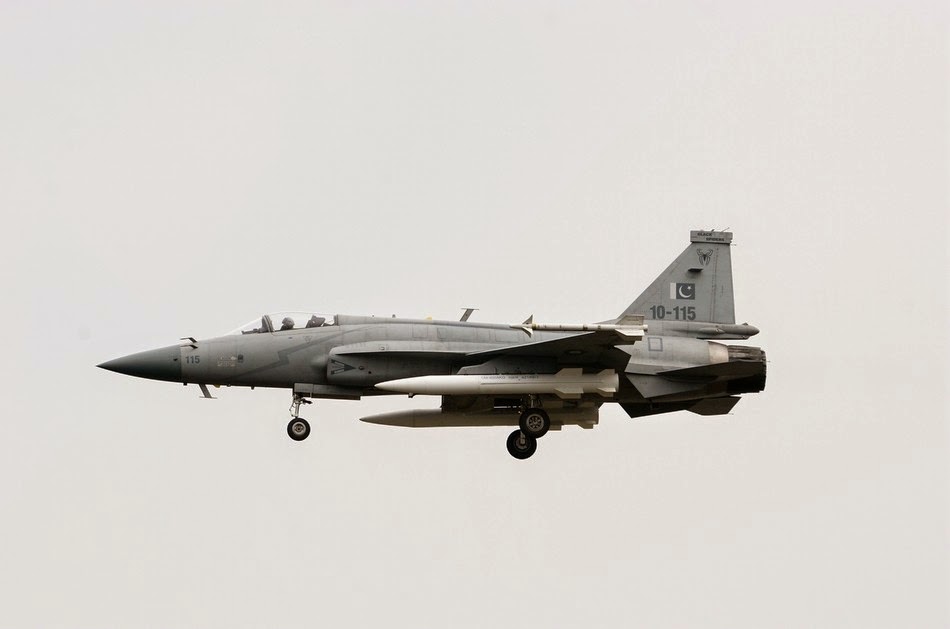 Pakistan%2BAir%2BForce%2BJF-17%2Bfighter%2Bwith%2BCM-400AKG%2Bsupersonic%2Bground%2Bmissiles%2B1.jpg