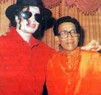 Bal-Thackeray-with-Michael-Jackson.jpg