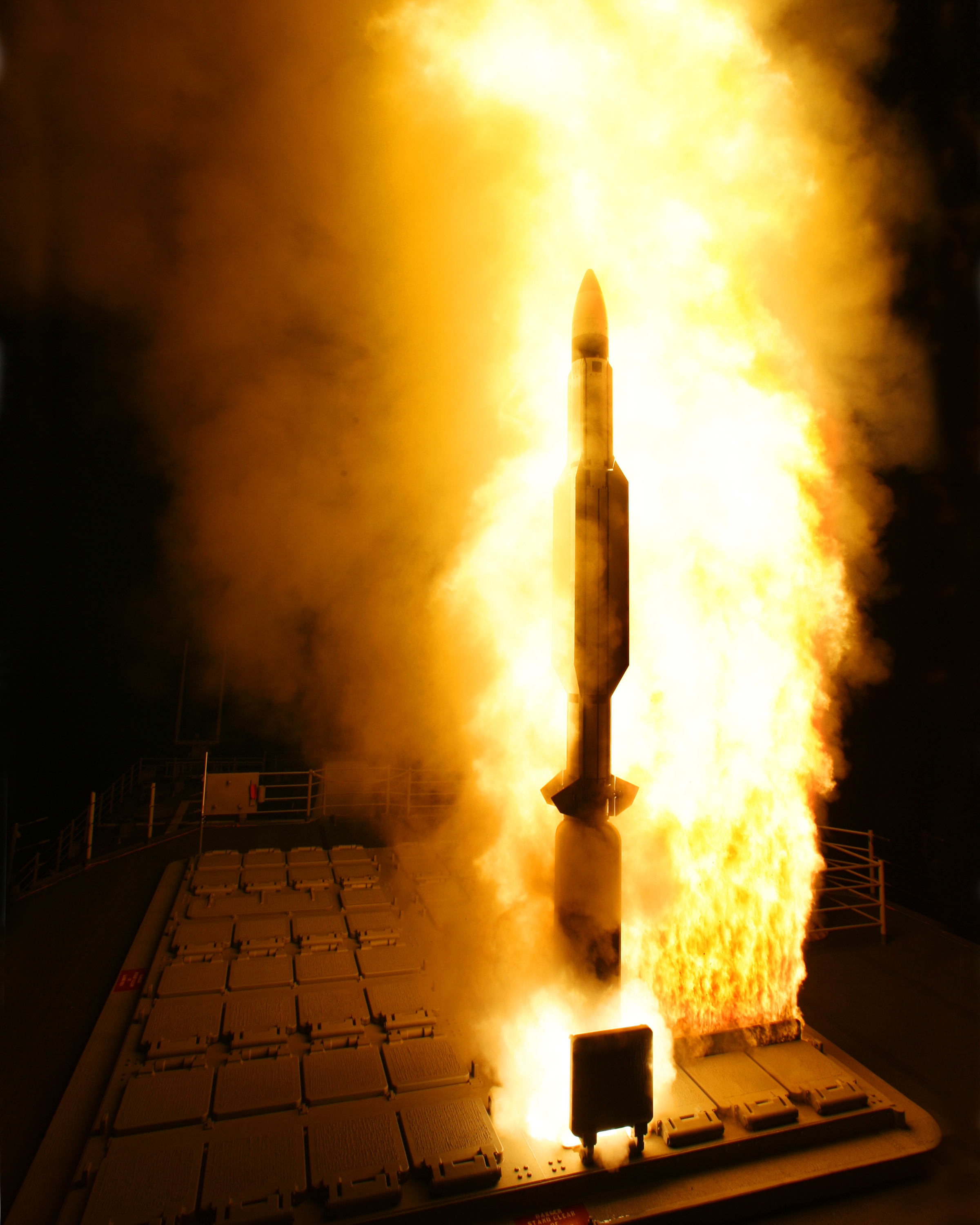 Night_launch_of_a_RIM-161_Standard_SM-3.jpg