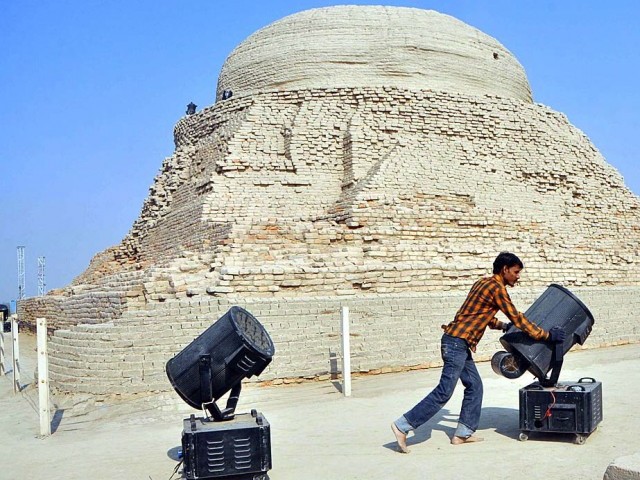 673503-moenjodaromohenjodarosindhfestivallightsconstructionphotoapp-1392758736-205-640x480.jpg