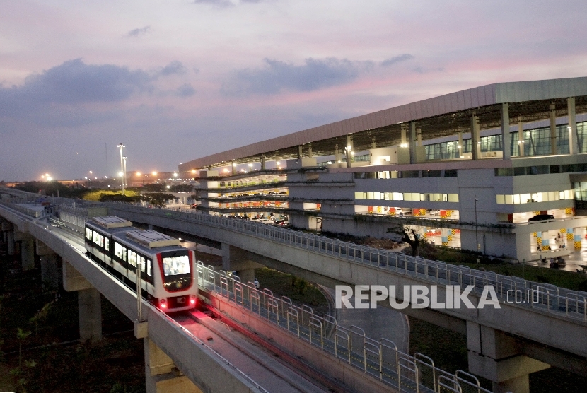 skytrain-melintas-mengangkut-penumpang-di-bandara-soekarno-hatta-tanggerang-banten-_170917190303-536.jpg