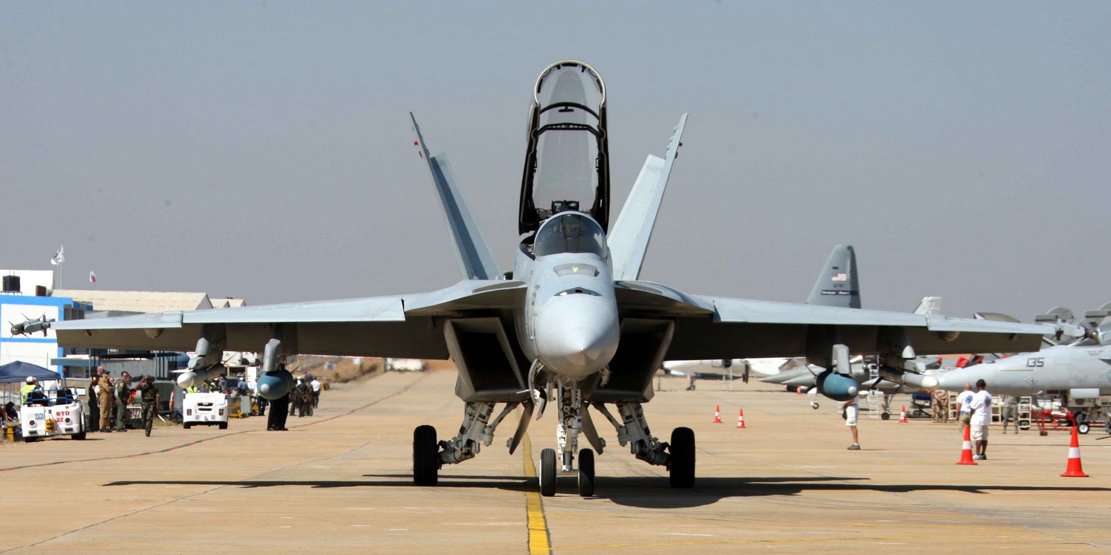 F-18+Aircraft+going+to+fly+in+AERO+INDIA+2011+%2528VKSL7067%2529.JPG