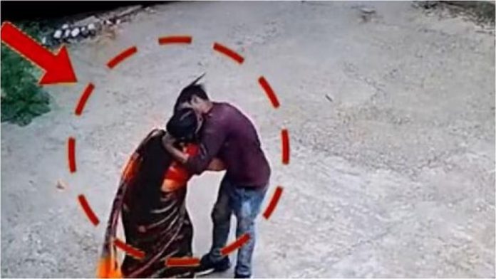 Man kissing woman Bihar