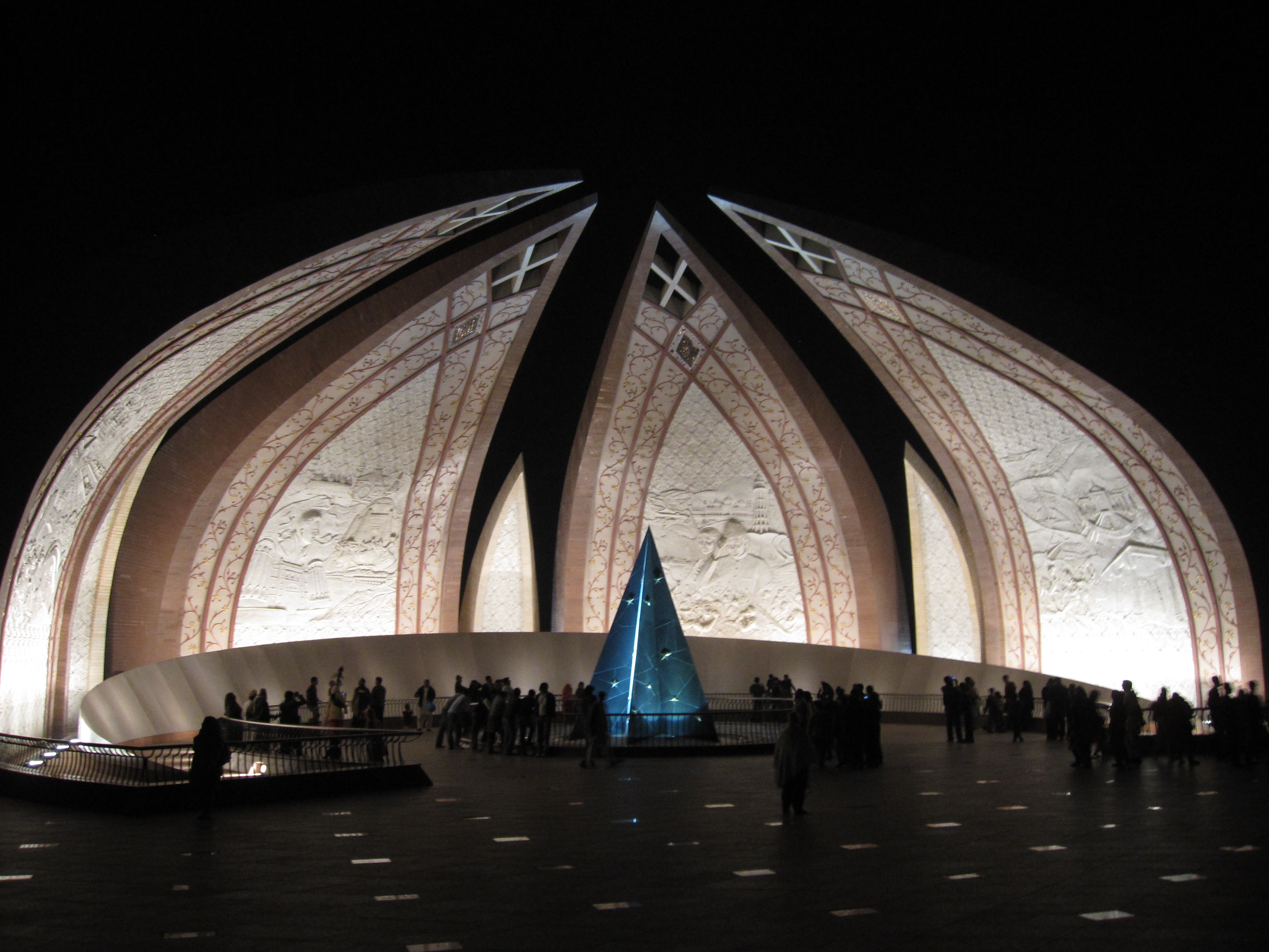 Islamabad_-_Pakistan_Monument_by_Night.JPG