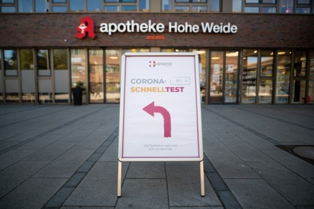 A sign shows the way to a Covid-19 testing station in Hamburg. 