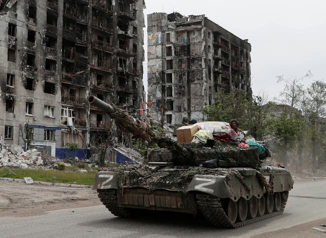 Ein mit Plündergut beladener russischer Panzer fährt durch die im vergangenen Monat eroberte Stadt Popasna im Osten der Ukraine.
