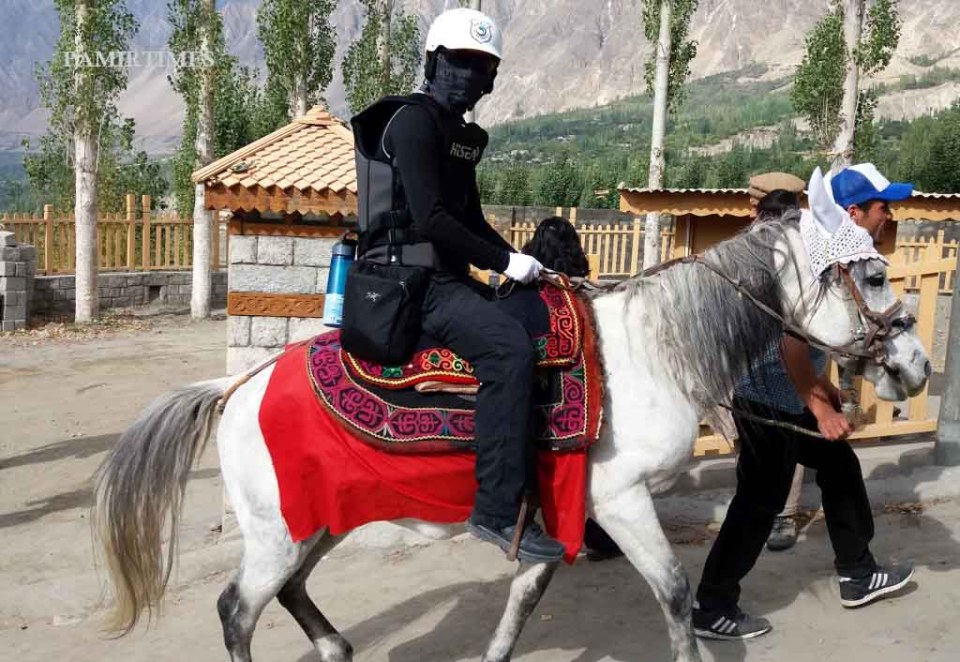 Chinese-Tourists-in-Hunza-6.jpg