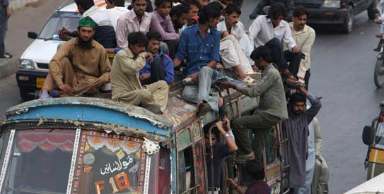 karachi-bus-roof-ap-543.jpg