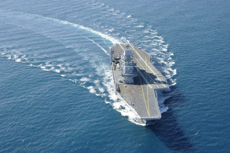 Aircraft-Carrier-INS-Vikramaditya-Indian-Navy-04-R%25255B3%25255D.jpg
