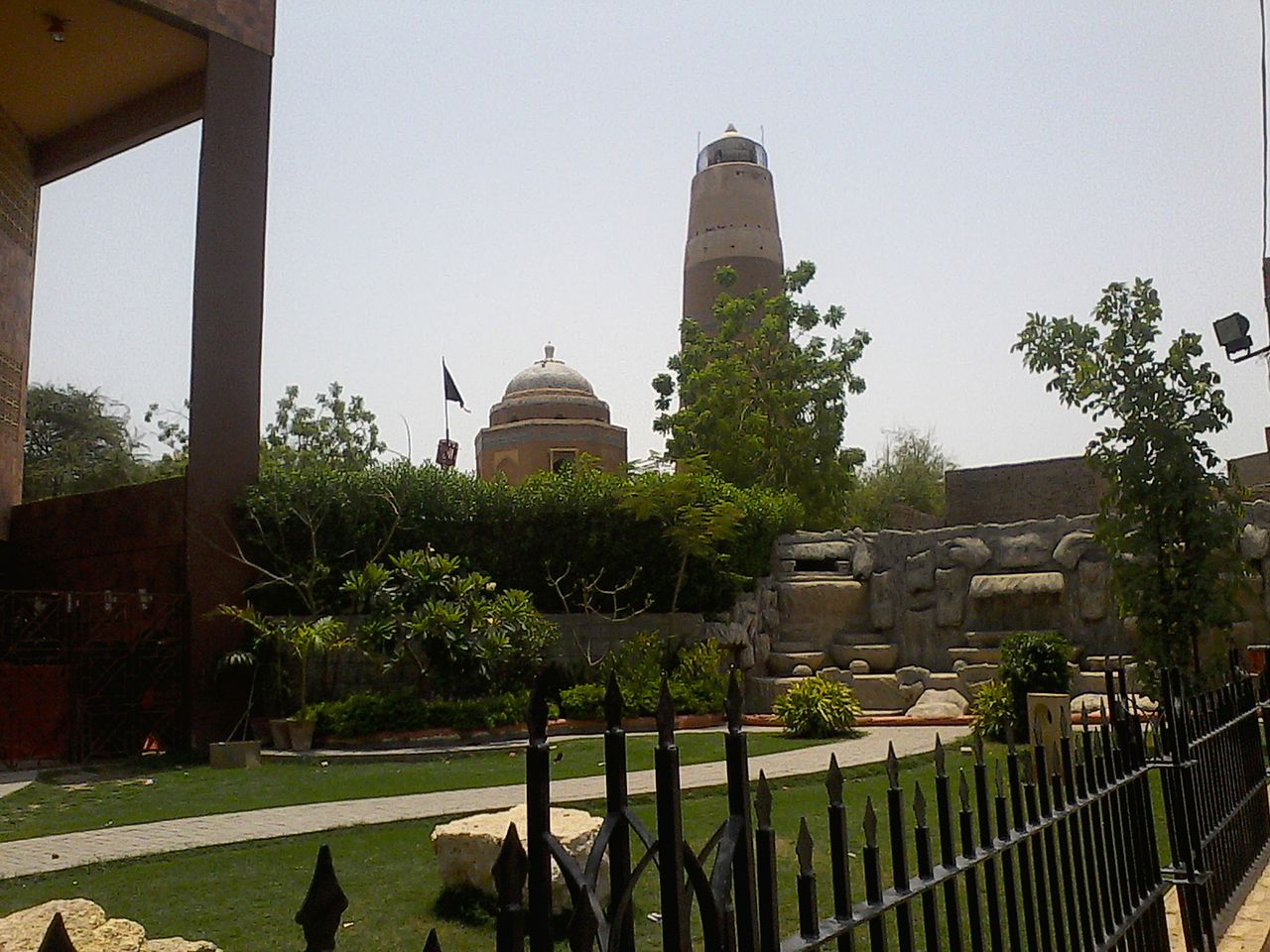 1280px-Mir_Masum%27s_Minar_and_tomb_in_Sukkur.jpg