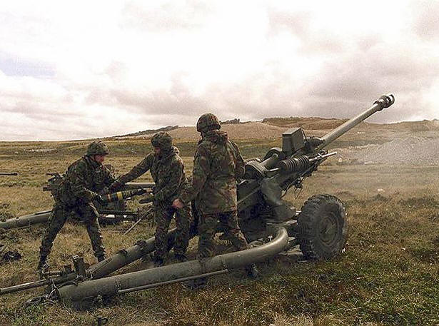 375TASoldiers105mmLightGunFalklands_800x533.jpg