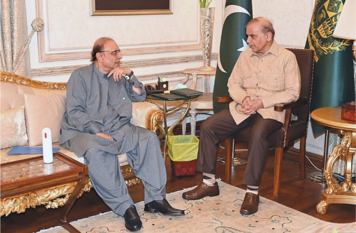  Former president Asif Ali Zardari meets Prime Minister Shehbaz Sharif in Lahore, on Saturday.—White Star 