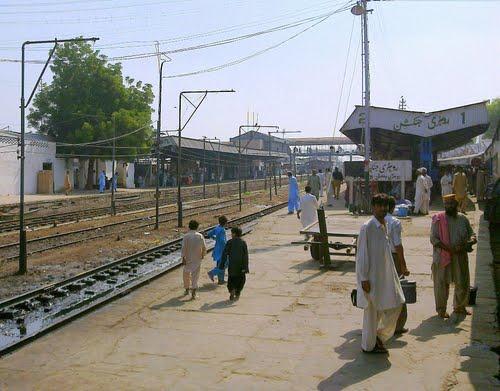 A_view_of_Rohri_Railway_Station_from_Karachi_end_Pakistan_poude.jpg