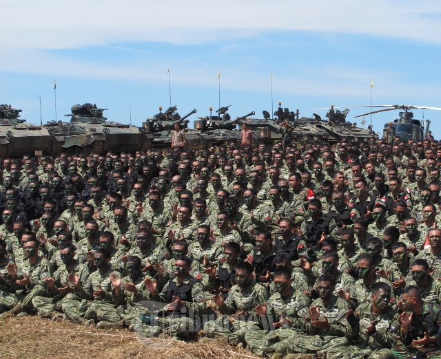 presiden-jokowi-saksikan-latihan-tempur-tni-ad-ta_20150617_173036.jpg