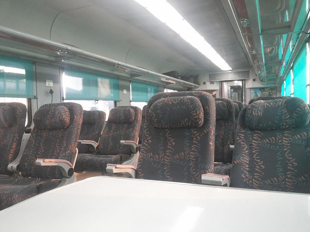 1024px-The_Interior_of_the_Executive_Class_or_1A_of_an_LHB_Shatabdi_Coach..jpg