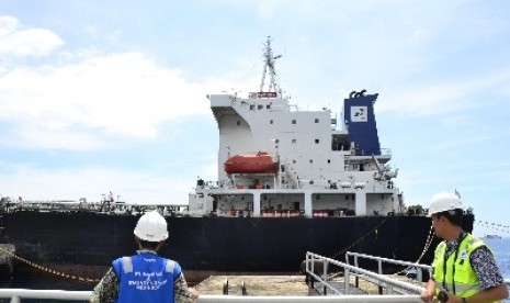 salah-satu-kapal-tanker-milik-pt-pertamina-_140421004145-814.jpg