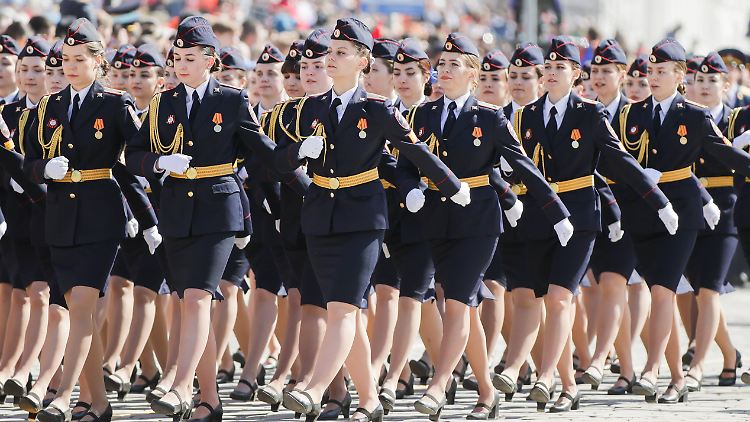 Russische Soldatinnen bei einer Parade zum Tag des Sieges über Nazi-Deutschland. Nach Kreml-Angaben dienen in der Armee rund 39.000 Frauen.