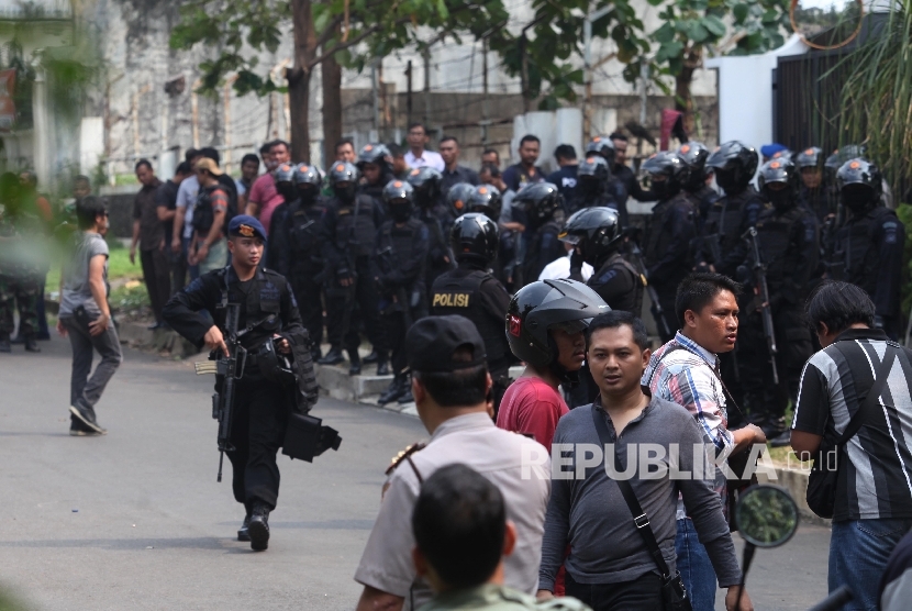 petugas-kepolisian-bersenjata-mengamankan-rumah-korban-perampokan-dan-penyanderaan-_160903165941-126.jpg