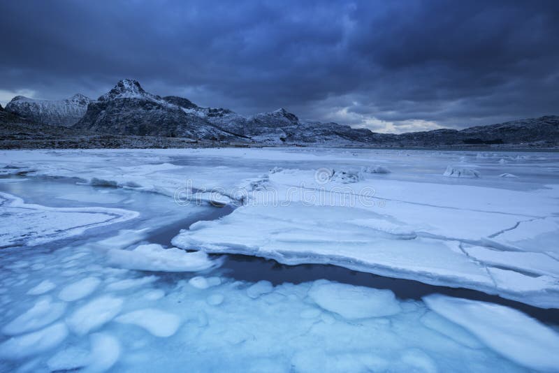 frozen-fjord-lofoten-northern-norway-winter-dusk-76981134.jpg