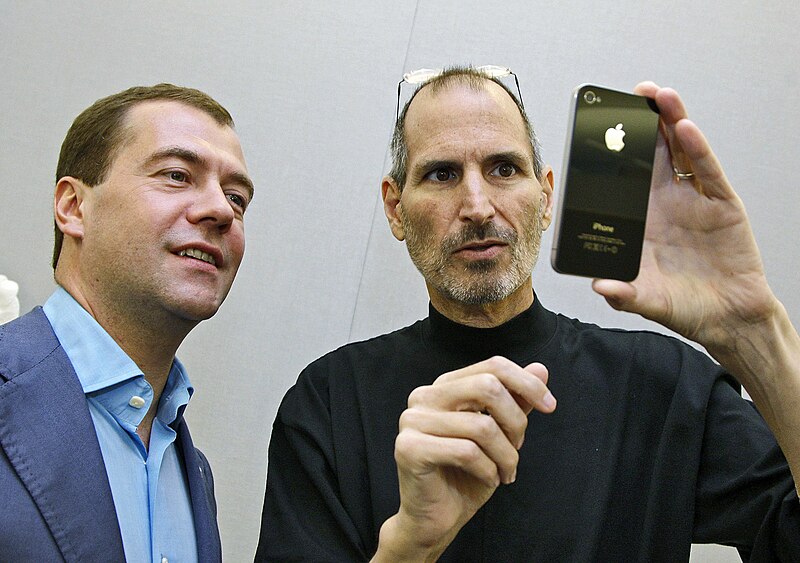 800px-Medvedev_and_Steve_Jobs.jpg