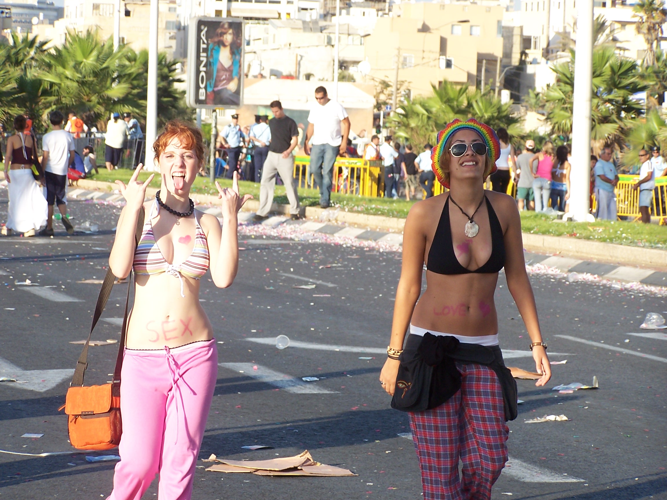 Two_women_a_Tel_Aviv_love_parade_01.jpg