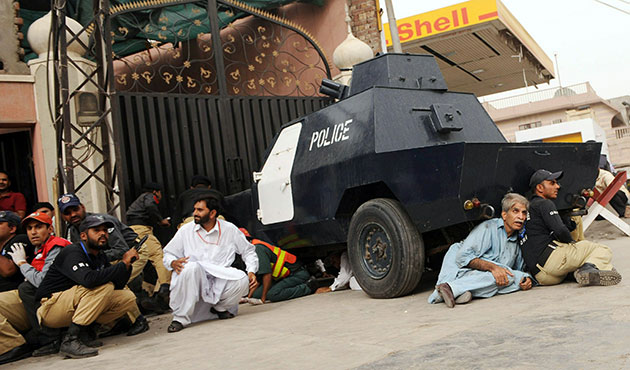 Pakistani-police-take-cov-009.jpg