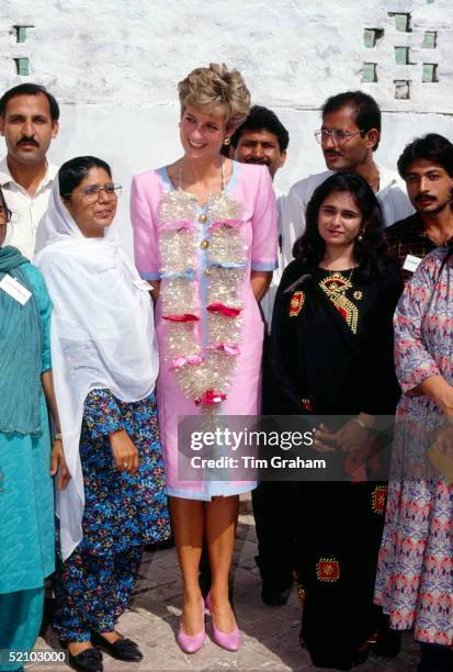 diana-princess-of-wales-visiting-the-family-welfare-centre-at-noopur-shahan-in-pakistan.jpg