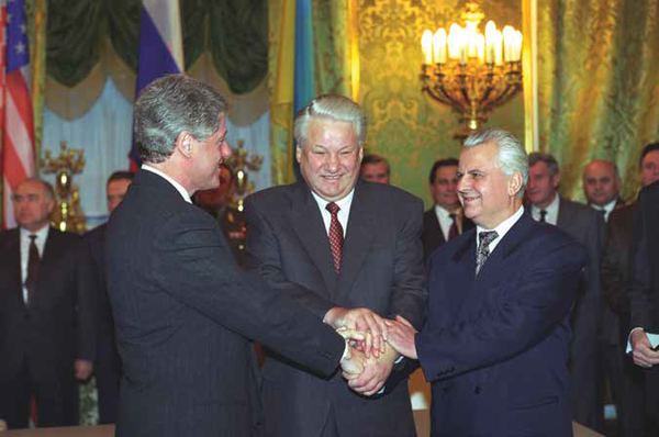 600px-Presidents_after_signing_the_Trilateral_Statement%2C_Moscow%2C_1994.png