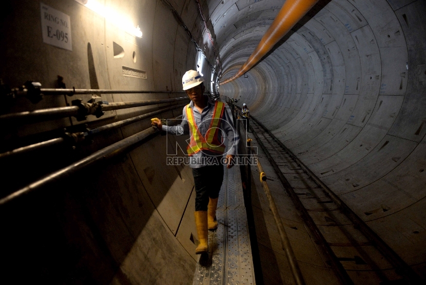 aktivitas-pekerja-di-dalam-terowongan-saat-pengerjaan-konstruksi-_151210130702-329.jpg