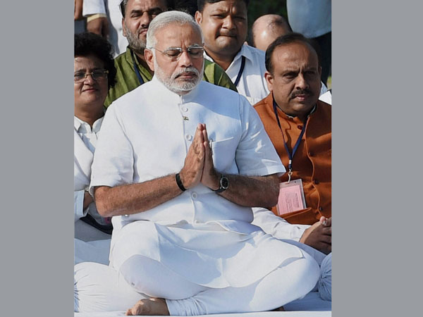 18-modi-praying.jpg