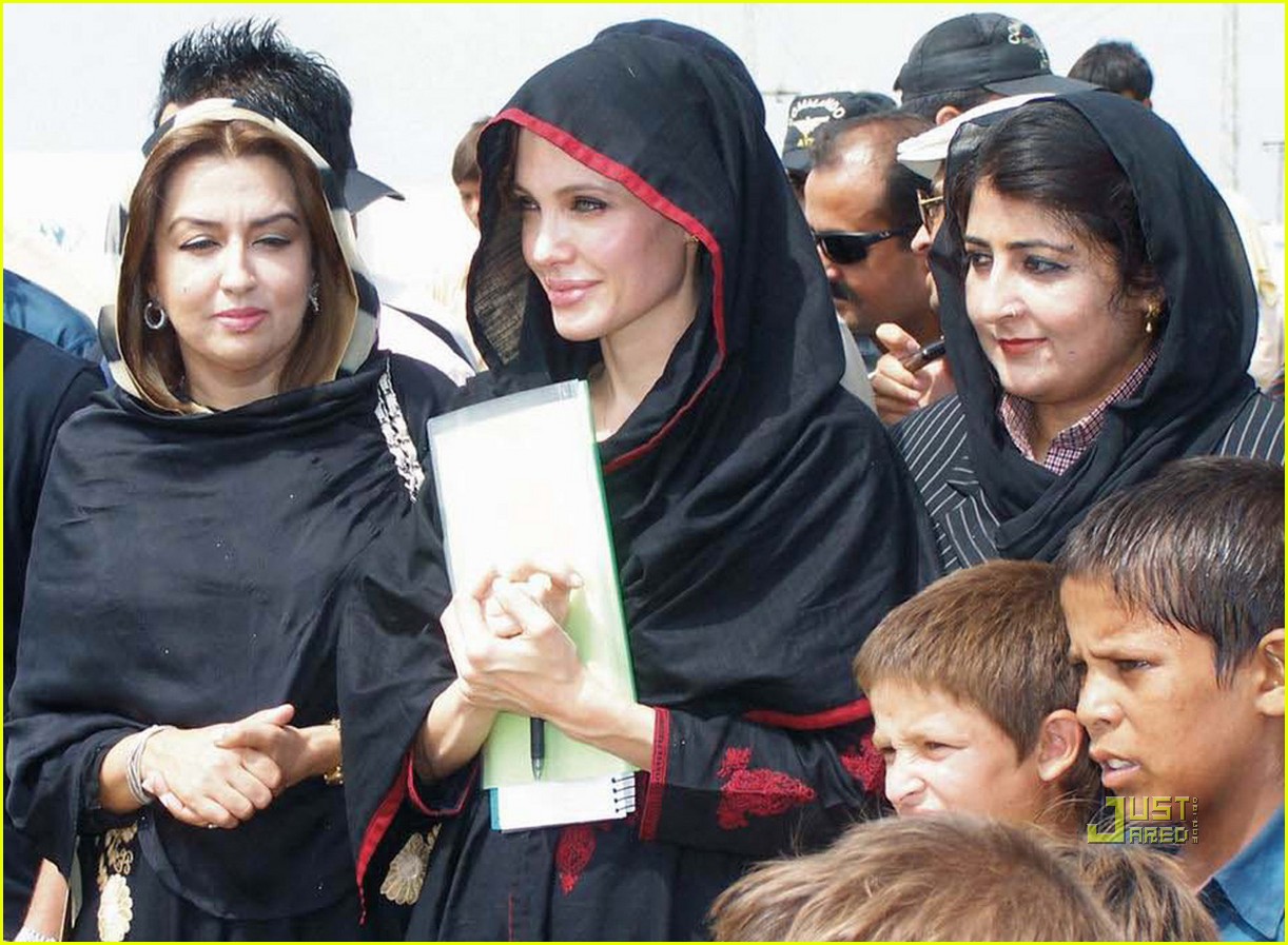 pakistan-angelina-jolie-11.jpg