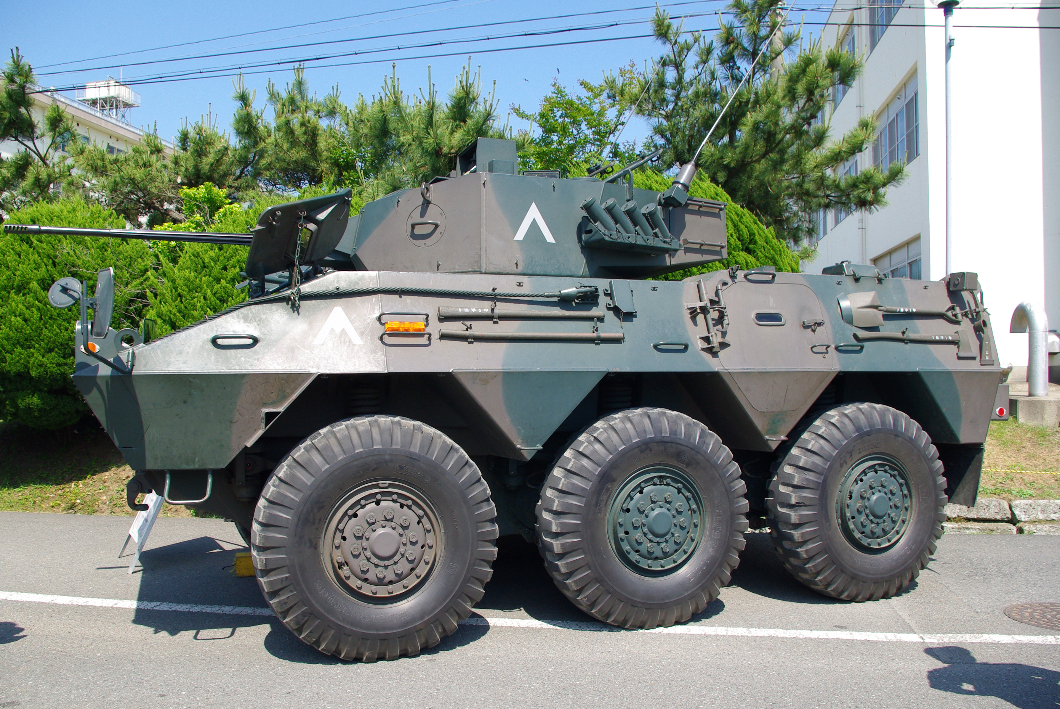 JGSDF_Type87_reconnaissance_vehicle_20120527-03.JPG