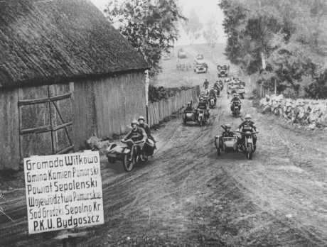 german_motorized_troops_enter_polish_village_1939.jpg