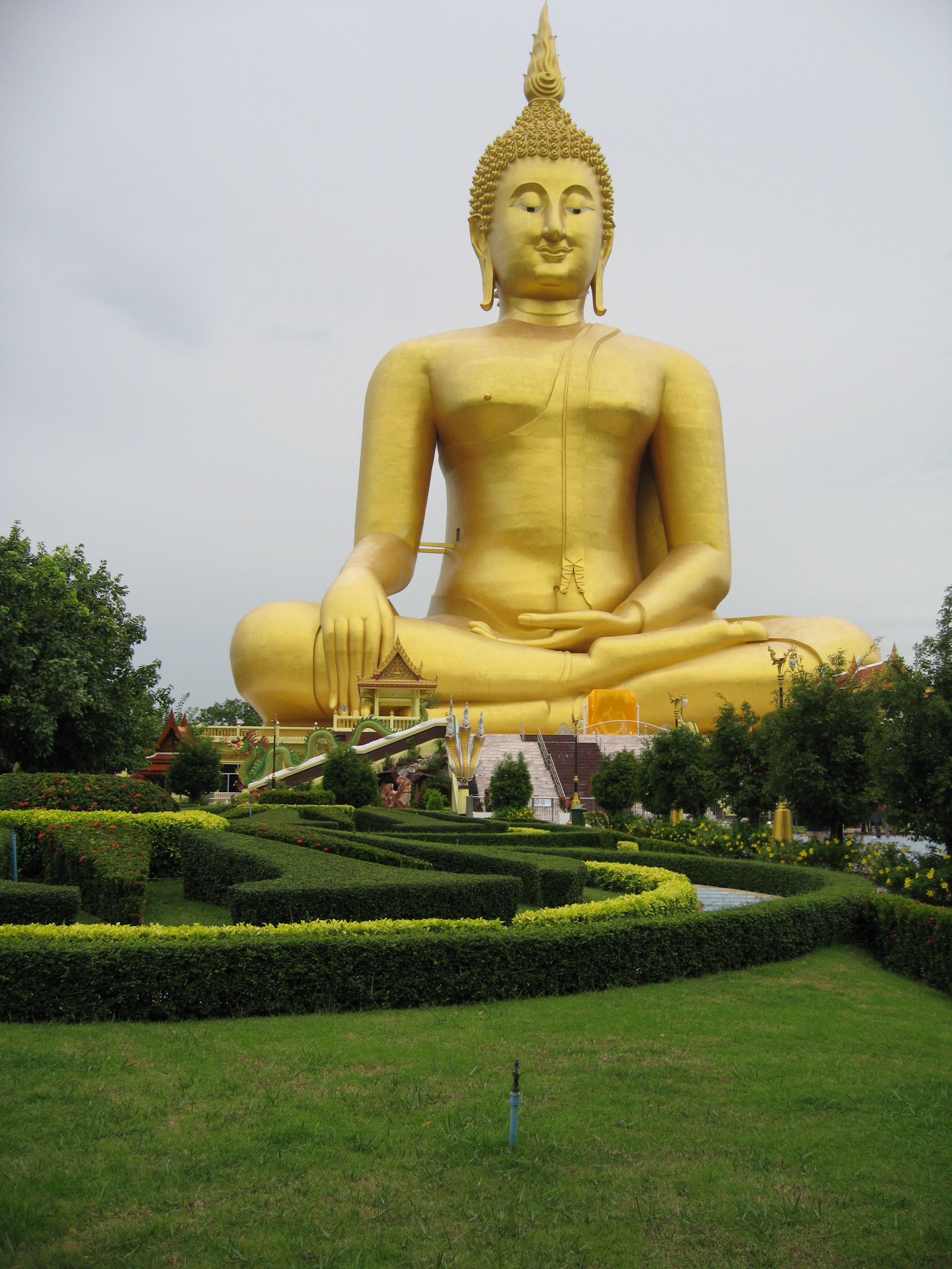 Phra_Buddha_Maha_Nawamin_Sakayamuni_Sri_Wisetchaichan.jpg